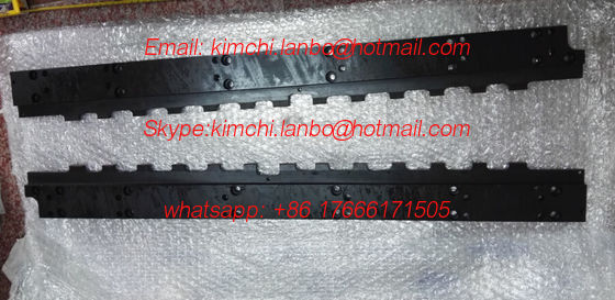 Cina SM74 impression cylinder pad,13 teeth, SM74 cylinder gripper bar,high quality replacement,length 825mm fornitore
