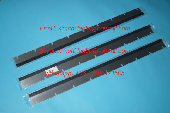 SM74 wash up blade,SM74 machine Rubber washup blade,good quality,9 slots, 822*57*0.5mm fornitore
